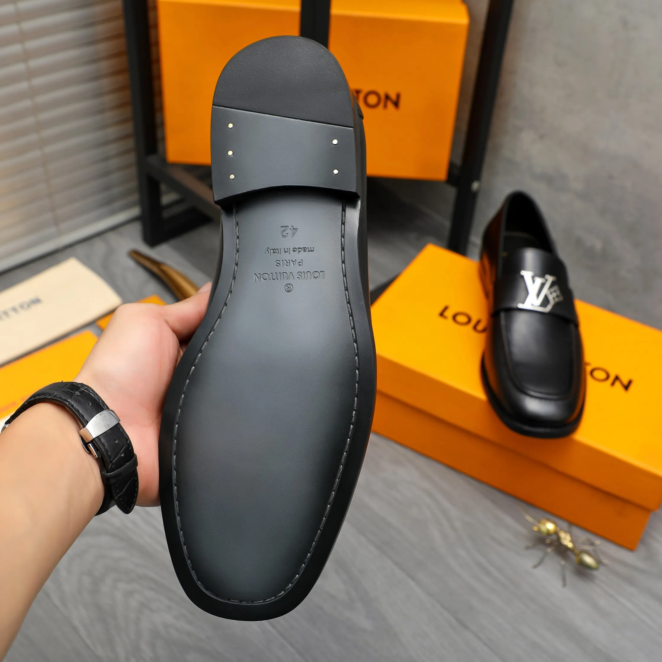 Men's shoes 💰p442 Product trademark: LV (Louis Vuitton) business slip-on leather shoes. Regular size: 38-45 (45 is custom-made and non-returnable) Product materials: Selected high-quality cowhide upper, cowhide lining, original rubber outsole